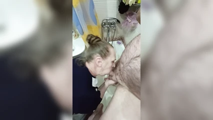 Берёт и сосёт зрелка, и я кончаю ей в ротик