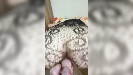 Проникает в анал жены фаллосом