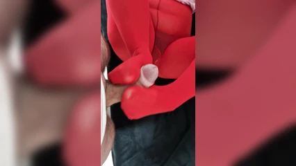 Запачкал её красные колготки