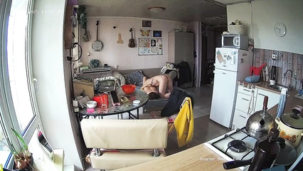 Общаются и трахаются на кухне