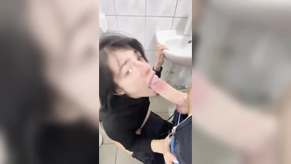 Хуястый вафлит автомойщицу в туалете