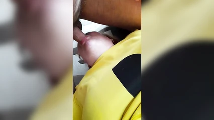 Трахает зрелую в рот и снимает киску