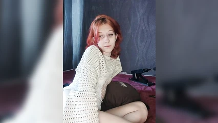 Показывает свои сладкие губёшки