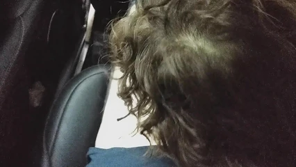 Молодая сосёт в авто