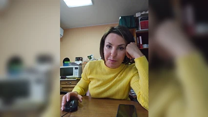 Зрелая дама мастурбирует на работе 4