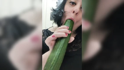 Запустила огурец не по назначению