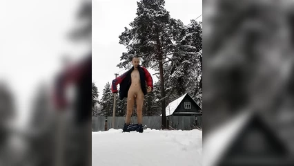 Разделся наголо на улице зимой в минус 15