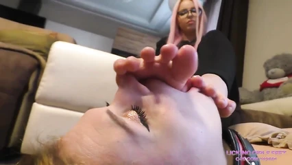 Рабыне нравится лизать ножки хозяйки
