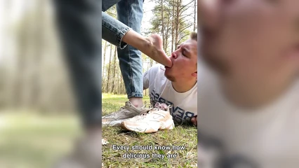 Лижет ноги госпожи в лесу