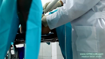 Подруга кончает на гинекологическом кресле