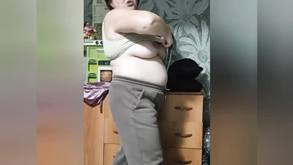 Толстуха засветила сиськи