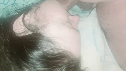 Трахаю пьяную спящую в рот