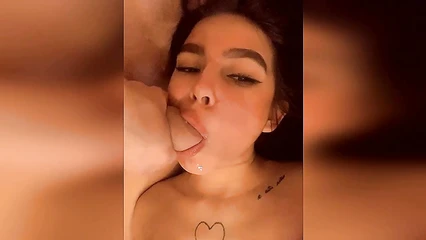 Обкончал губастую подругу