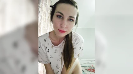 Танцует и позирует за токены