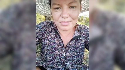 Подрочила волосатку на природе