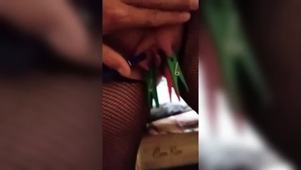 Повесил прищепки на половые губки