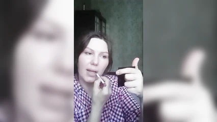 Полина красит губки