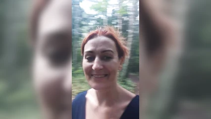 Рыжая писает в лесу