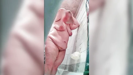 Пышная зрелка в душе