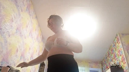 Жена одевается, пока  я снимаю её