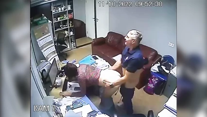Шеф трахнул сотрудницу и кончил себе в ладошку