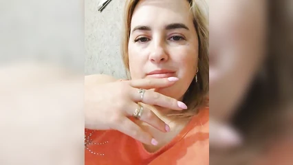 Слегка прикоснулась к манде и уже сквиртит