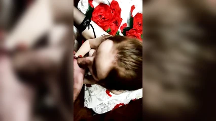 Страстно сосёт член