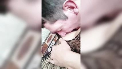 Лизнул зрелой бабе в эротичном наряде