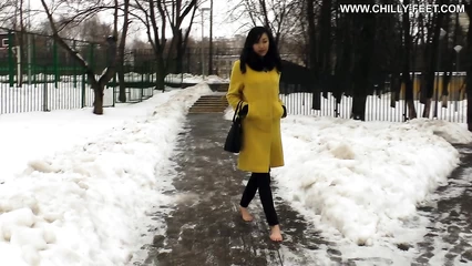 Получает удовольствие от хождения босиком