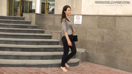 Прошлась без обуви по улицам города