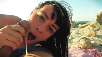 Милая брюнетка шикарно соснула на пляже
