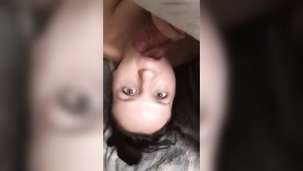 Брюнетка жадно сосет член