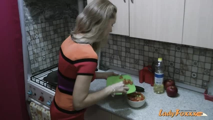 Женщина приготовила себе ужин