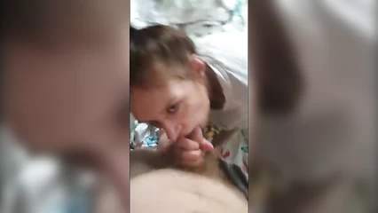 Она круто делает глубокий минет