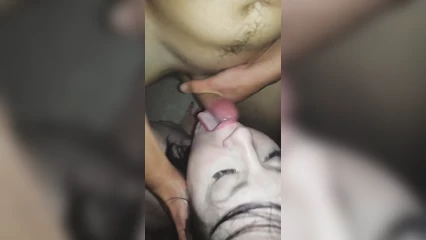 Спермоглотка принимает новую порцию