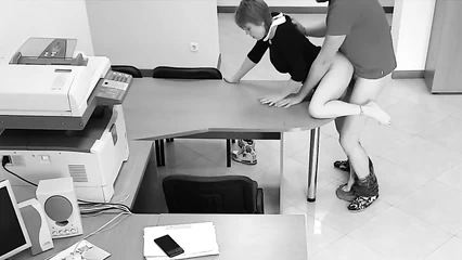 Секретарша даёт на столе в офисе