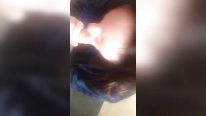 Зрелая баба умело сосёт головку