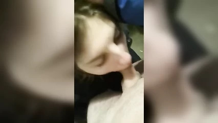 Трахаю мою потаскушку в туалете