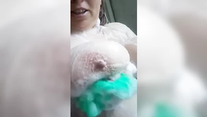 Зрелая моет большие сиськи в душе