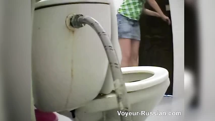 Телка подняла мини-юбку и ссыт в туалете