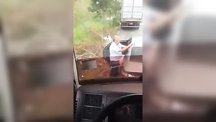 Взрослый мужик поимел проститутку в машине