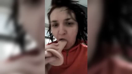 Тёлка ублажает возбуждённую лохматку