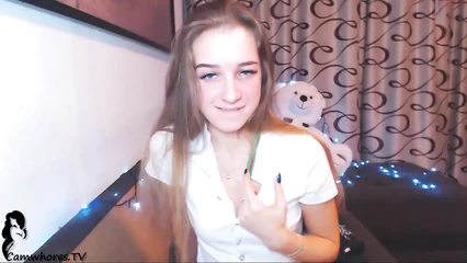 Девчонка горячая, очень красиво дрочит