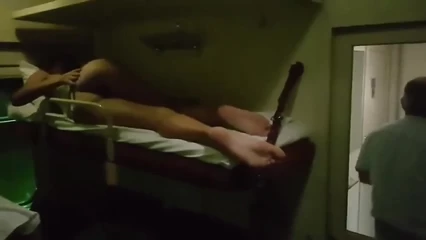 Голая жопа в плацкартном вагоне