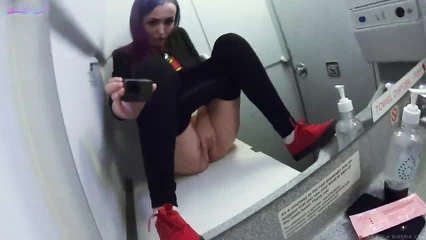 Экстремалка дрочит в туалете самолёта