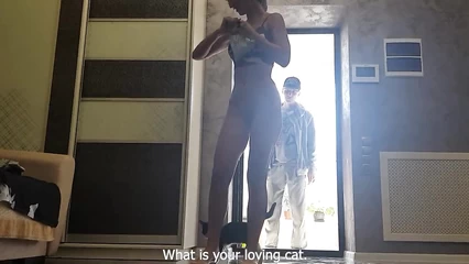 Случайно обнажилась перед курьером