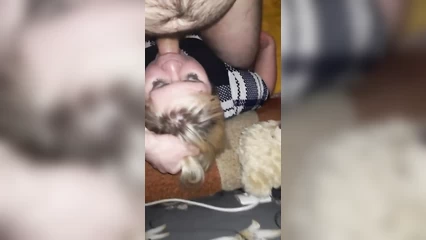 Трахал сучку в рот и кончил