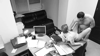 Босс чпокает секретаршу прямо в кабинете
