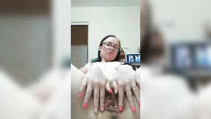 Волосатая пиздёнка девушки в очках