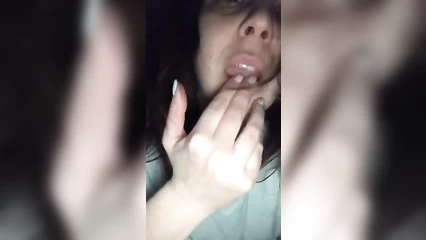 Лена сосёт пальчики